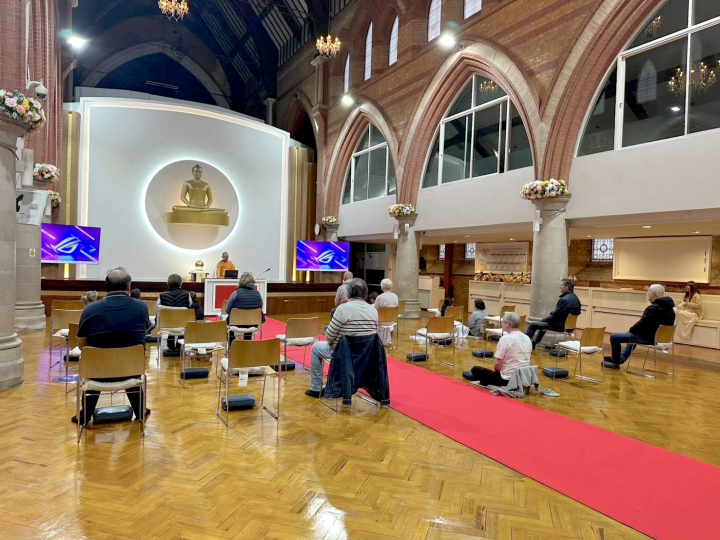 วัดพระธรรมกายลอนดอน จัดคลาสสมาธิแก่ชาวท้องถิ่น