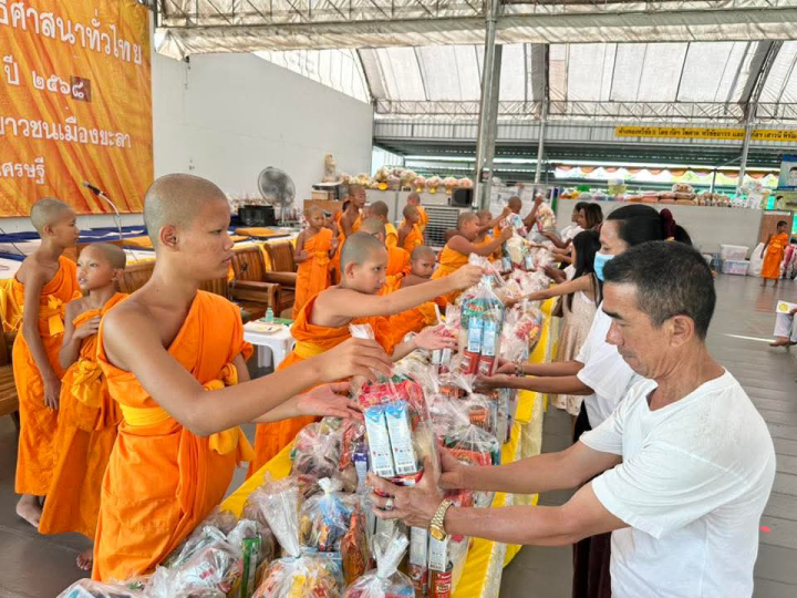 พระภิกษุ-สามเณรศูนย์ปฏิบัติธรรมยะลา มอบข้าวสารช่วยชาวพุทธในพื้นที่เสี่ยง สืบสานธรรมะสร้างเยาวชนใต้