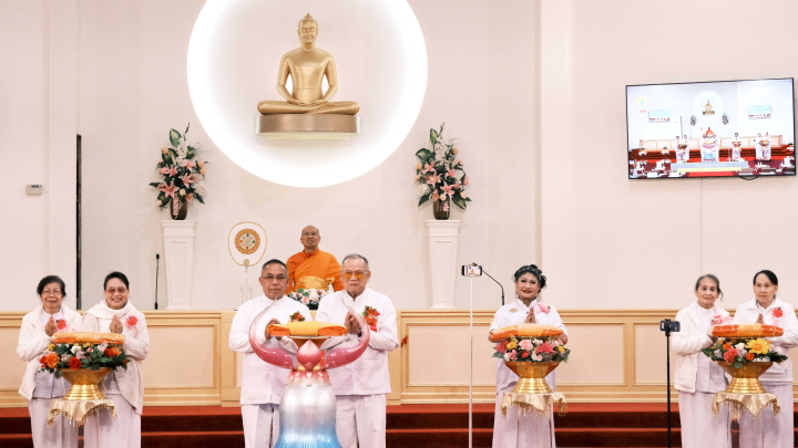 วัดพระธรรมกายออเรกอน จัดพิธีทอดผ้าป่าบำรุงวัด
