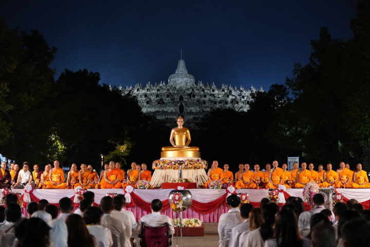 ชาวพุทธในอินโดนีเซียนับล้าน ร่วมฉลองวิสาขบูชาจุดประทีปกว่า 200,000 ดวง ณ พระมหาเจดีย์บรมพุทโธ