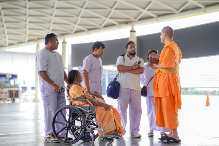 ชาวศรีลังกา เดินทางมาเยี่ยมชมวัดพระธรรมกาย