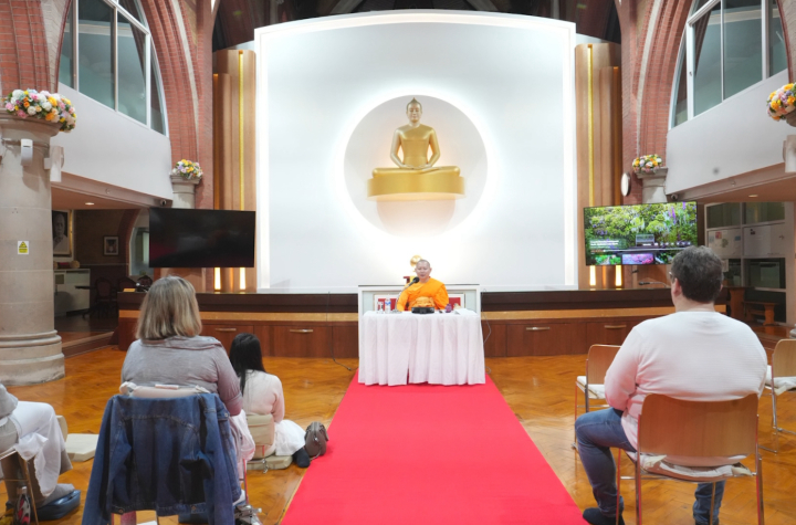 วัดพระธรรมกายลอนดอน จัดปฏิบัติธรรมสุดสัปดาห์ให้กับชาวท้องถิ่น