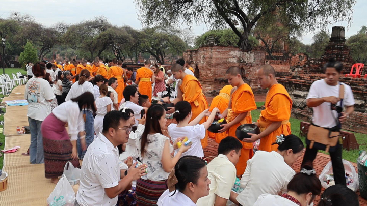 พิธีตักบาตรพระภิกษุสามเณร  99 รูป เนื่องในวันอัฏฐมีบูชา ณ วัดราชบูรณะ