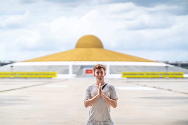 ชาวอังกฤษ สนใจการฝึกสมาธิ เดินทางมาเยี่ยมชมวัดพระธรรมกาย