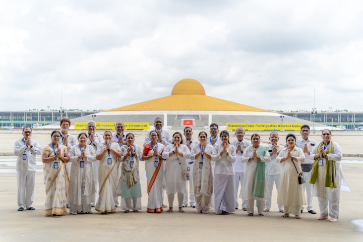 ชาวอินเดีย เดินทางมาเยี่ยมชมวัดพระธรรมกาย