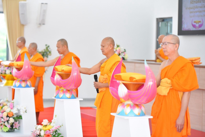 ศูนย์ปฏิบัติธรรมน้ำใสใจสว่าง จัดพิธีทอดผ้าป่าติดตั้งเครื่องเสียงและราวกันตก