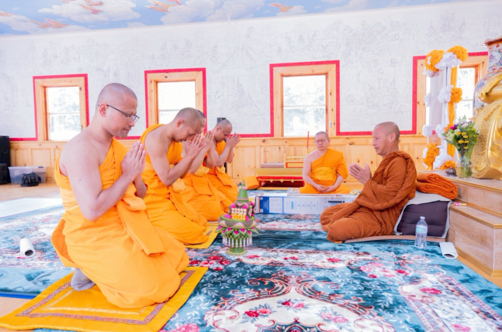 คณะสงฆ์วัดพระธรรมกายมินเนโซตา ทำวัตรพระผู้ใหญ่เนื่องในเทศกาลเข้าพรรษา