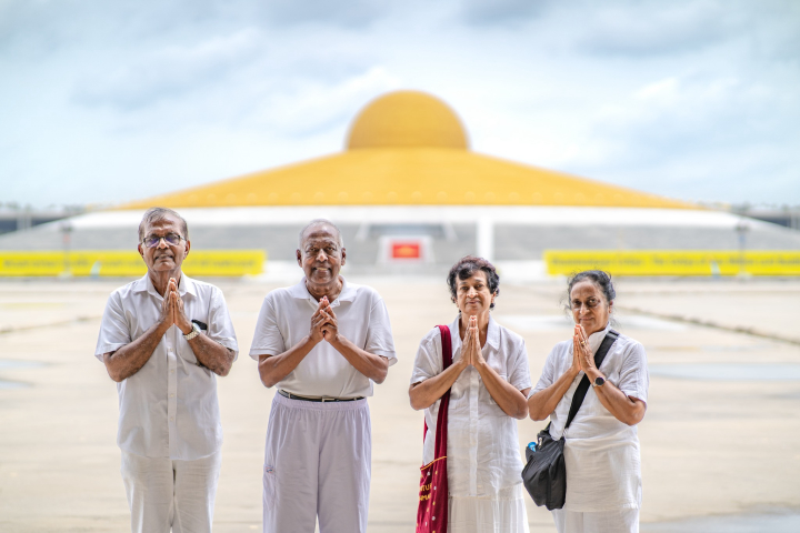 ชาวศรีลังกา เดินทางมาเยี่ยมชมวัดพระธรรมกาย