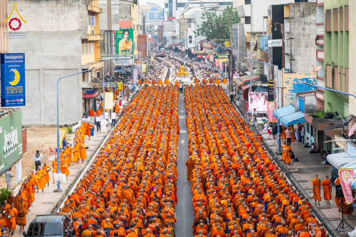 พุทธศาสนิกชนร่วมตักบาตรพระนานาชาติ 10,000 รูป ปีที่ 22 ณ ใจกลางนครหาดใหญ่ จ.สงขลา