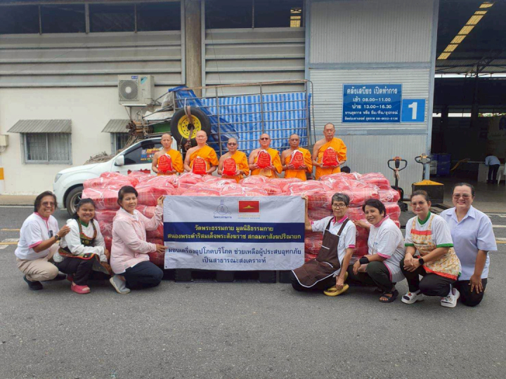 Wat Phra Dhammakaya supports flood victims in 2 northern provinces