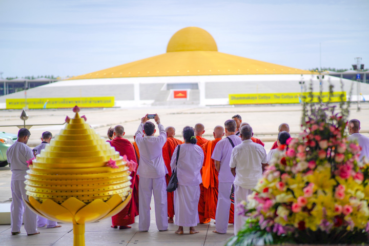 ชาวศรีลังกา เดินทางมาเยี่ยมชมวัดพระธรรมกาย
