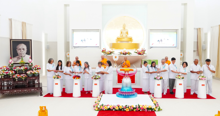 วัดพระธรรมกายฟลอริดา จัดพิธีบูชาครูผู้ค้นพบวิชชาธรรมกาย และบูชาข้าวพระ