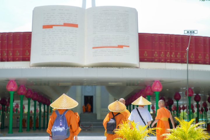 คณะสงฆ์ ภิกษุณี และสาธุชนจากจีน มาเยี่ยมชมวัดพระธรรมกาย