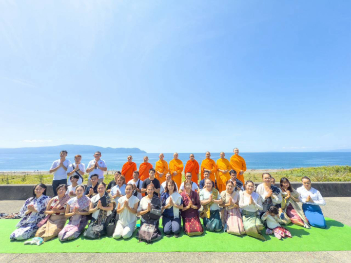วัดพระธรรมกายคานากาว่า ร่วมกับวัดลาว ไอกะวะ  จัดตักบาตรคณะสงฆ์ 8 รูป
