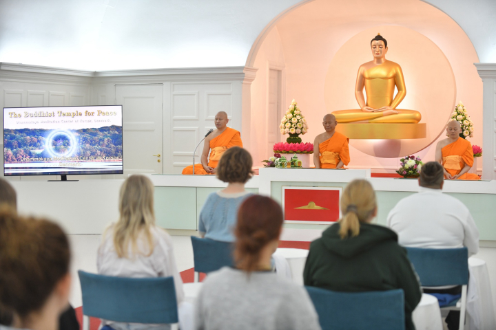 นักศึกษาชาวเดนมาร์ก เรียนรู้การปฏิบัติธรรม ณ วัดพระธรรมกายคอร์ซัวร์ ลุสท์สโกว