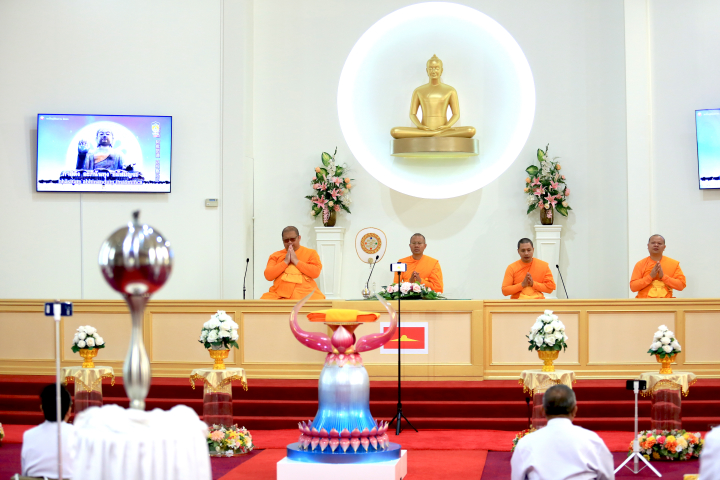 วัดพระธรรมกายออเรกอน จัดพิธีทอดผ้าป่าบำรุงวัด