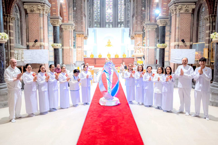 วัดพระธรรมกายเนเธอร์แลนด์ จัดงานบุญบูชาข้าวพระ