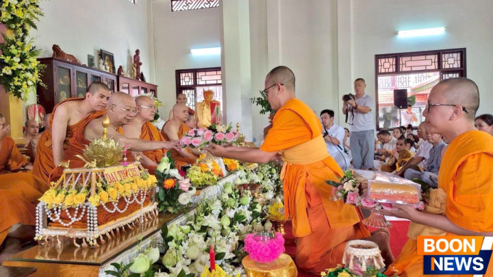 ผู้แทนวัดพระธรรมกาย ถวายปัจจัยสมทบกฐินแด่กรรมการบริหารพุทธสมาคมนครเว้