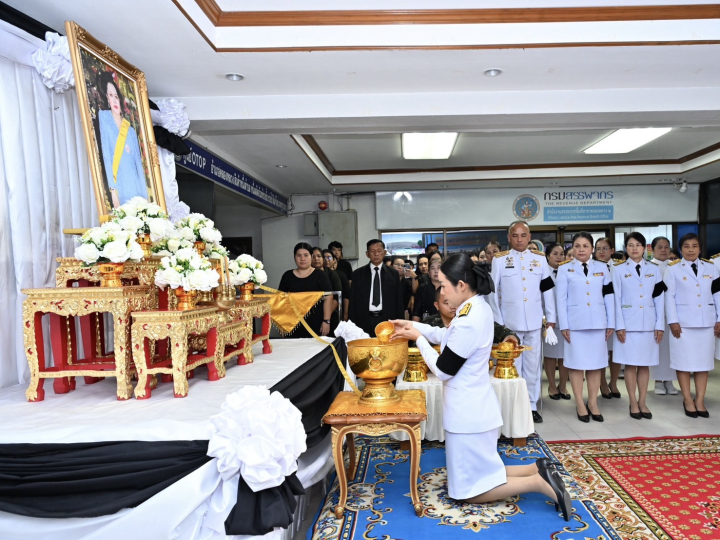 อำเภอคลองหลวง จัดพิธีสรงน้ำพระบรมศพสมเด็จพระนางเจ้าสิริกิติ์ พระบรมราชินีนาถ พระบรมราชชนนีพันปีหลวง