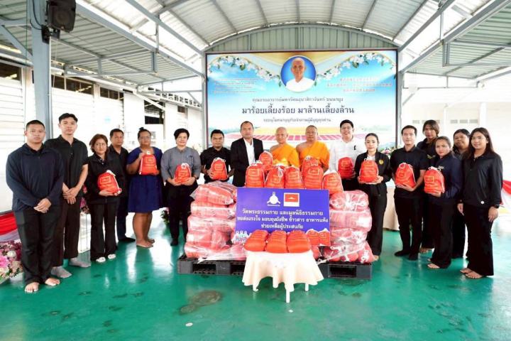 วัดพระธรรมกาย มอบถุงยังชีพช่วยเหลือครัวเรือนเปราะบางที่ประสบอุทกภัยในเขตเทศบาลนครรังสิต