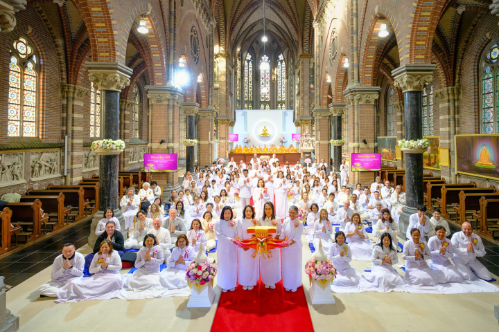 วัดพระธรรมกายเนเธอร์แลนด์ จัดพิธีทอดกฐินเพื่อปฏิสังขรณ์ผนังรอบโบสถ์