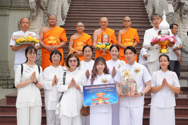 ประธานมูลนิธิธรรมกาย ถวายปัจจัยสมทบกฐินแด่รองสังฆนายกพุทธสมาคมแห่งเวียดนาม