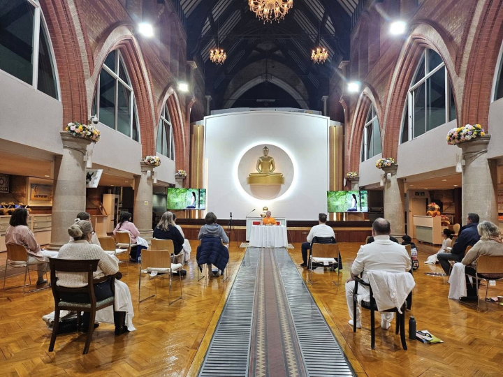 วัดพระธรรมกายลอนดอน จัดปฏิบัติธรรมสำหรับชาวท้องถิ่น