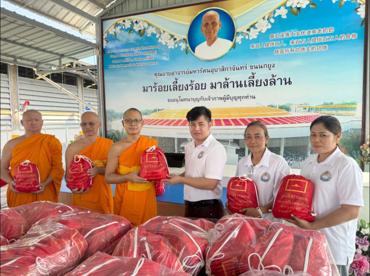 วัดพระธรรมกาย ส่งมอบถุงยังชีพช่วยเหลือผู้ประสบภัยน้ำท่วม จ.สุพรรณบุรี