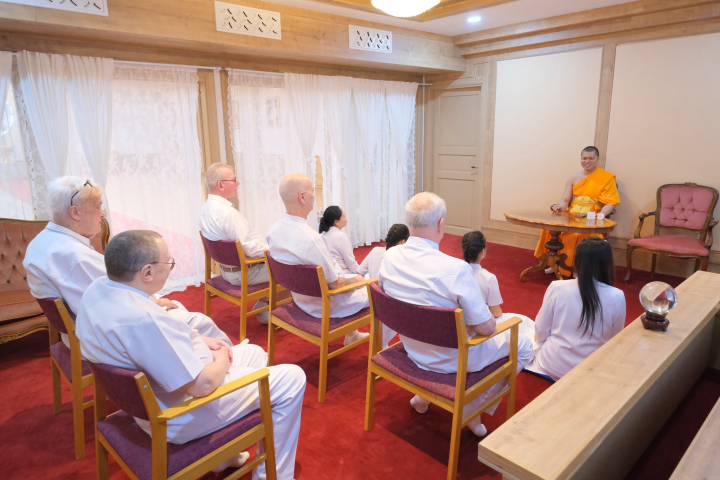 วัดพระธรรมกายบูโรส จัดปฏิบัติธรรมแก่ชาวท้องถิ่น