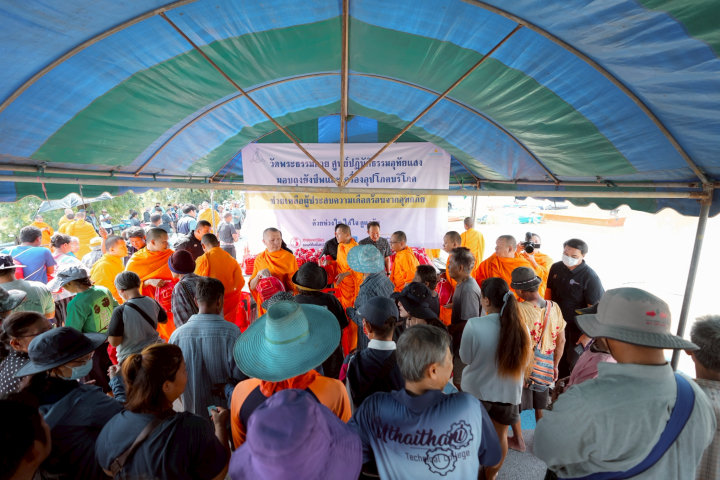 วัดพระธรรมกาย มูลนิธิธรรมกาย มอบถุงยังชีพ ช่วยผู้ประสบภัยน้ำท่วม จังหวัดอุทัยธานี