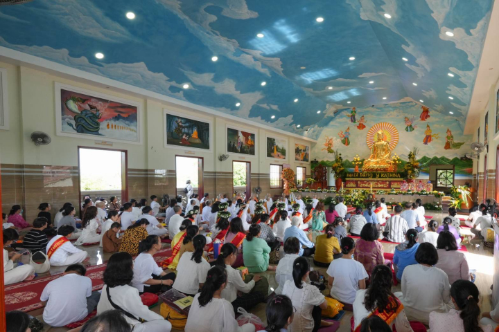 ผู้แทนวัดพระธรรมกาย ถวายปัจจัยสมทบกฐินแด่เจ้าอาวาสวัดเทียนเวียน เทียนมินห์