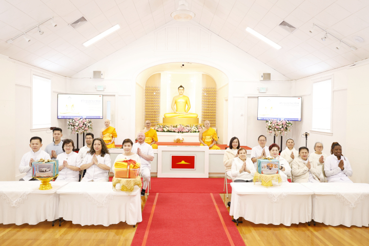 วัดพระธรรมกายบอสตัน จัดพิธีถวายกองบุญอุปกรณ์กันหนาว