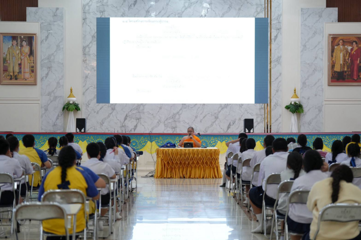 พระอาจารย์จากกองธรรม สำนักพระปริยัติธรรมวัดพระธรรมกาย สอนศีลธรรม ให้แก่นักเรียนโรงเรียนเทศบาลท่าโขลง