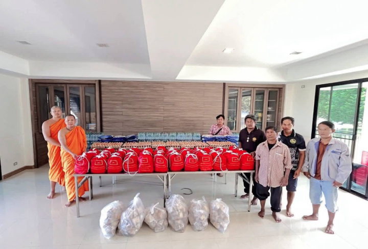 วัดพระธรรมกายส่งมอบถุงยังชีพ หนุนศูนย์อุทัยแสงช่วยผู้ประสบภัยน้ำท่วมที่อุทัยธานี