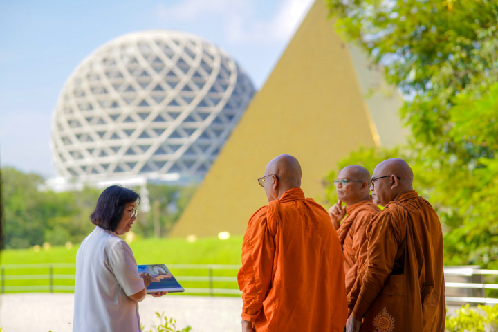 พระภิกษุชาวอินเดีย มาเยี่ยมชมวัดพระธรรมกาย