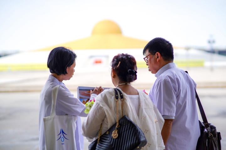 พระภิกษุและชาวบังคลาเทศ เดินทางมาเยี่ยมวัดพระธรรมกาย