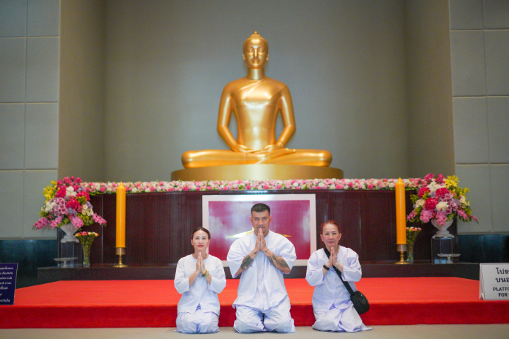 ครอบครัวชาวแคนาดาเชื้อสายจีน มาเยี่ยมชมวัดพระธรรมกาย