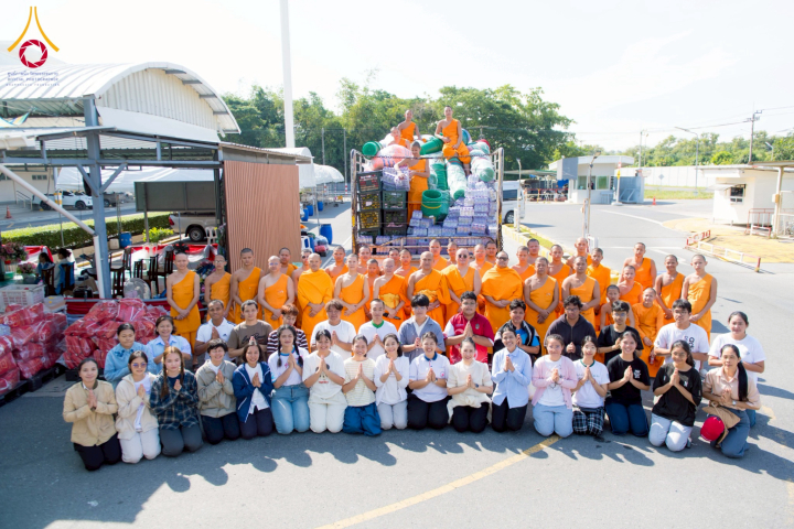 วัดพระธรรมกาย มูลนิธิธรรมกาย ส่งเครื่องอุปโภคบริโภคช่วยผู้ประสบภัยน้ำท่วมภาคใต้ 15 ตัน