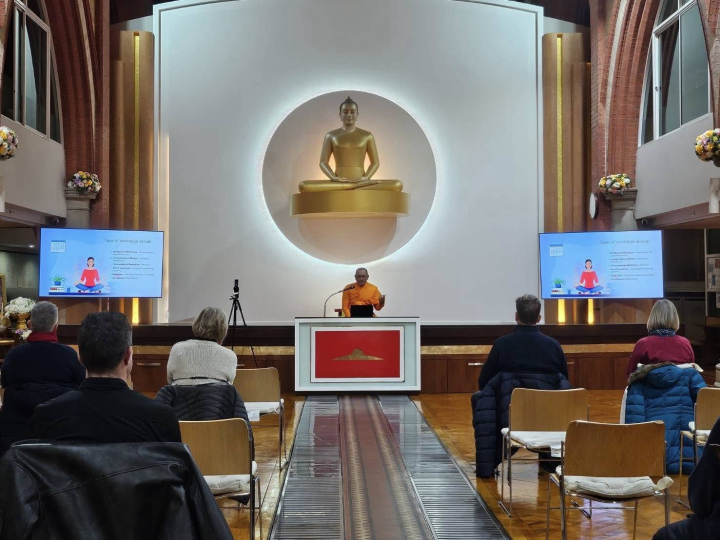 วัดพระธรรมกายลอนดอน จัดชั้นเรียนสมาธิประจำสัปดาห์แก่ชาวท้องถิ่น