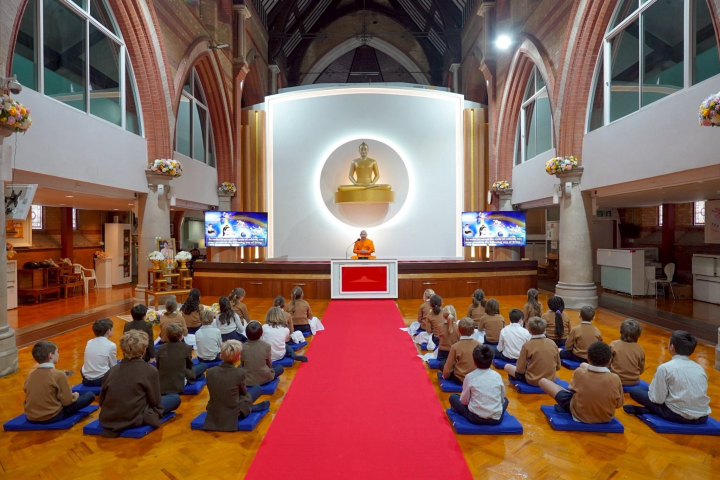 นักเรียนโรงเรียน Amesbury มาเยี่ยมชมวัดพระธรรมกายลอนดอน