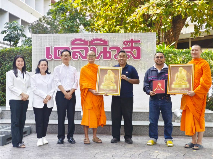 ผู้ช่วยเจ้าอาวาสวัดพระธรรมกาย และเจ้าหน้าที่ฝ่ายประชาสัมพันธ์ ร่วมอำนวยพรปีใหม่สื่อมวลชน
