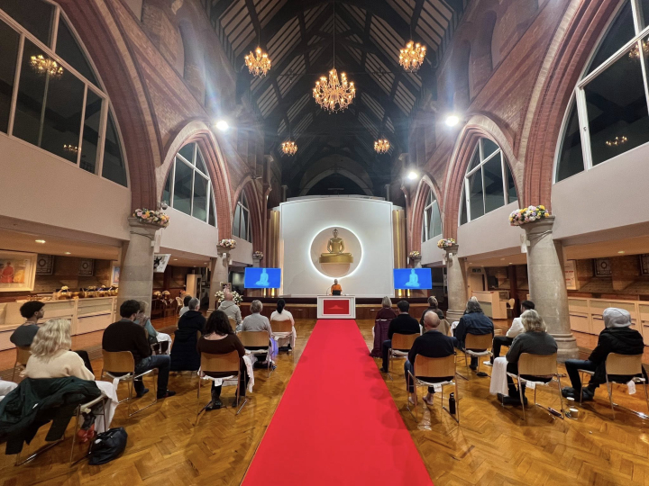 ‍วัดพระธรรมกายลอนดอน สอนสมาธิแก่ชาวท้องถิ่น