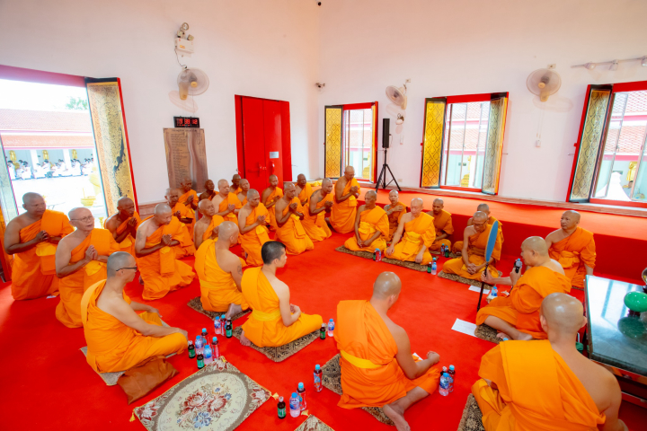 ศูนย์ปฏิบัติธรรมพระมงคลเทพมุนี จัดพิธีมอบบาตร-ผ้าไตร และบรรพชา รุ่นบูชาธรรมมหาปูชนียาจารย์