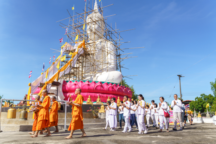 วัดปทุมถาวร ได้อัญเชิญพระบรมสารีริกธาตุเพื่อประดิษฐาน ณ พุทธเจดีย์ พระพุทธรัตนะนิมิตใหม่ชัยมงคล และพิธีทอดกฐินสัมฤทธิ์เด็กดี V-Star 