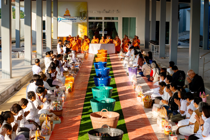 ศูนย์ปฏิบัติธรรมพระมงคลเทพมุนี จัดพิธีตักบาตรฉลองพระใหม่ และสัมมนา กตัญญูล้นใจ 10,000 คน ต้อนรับพระธรรมยาตรา