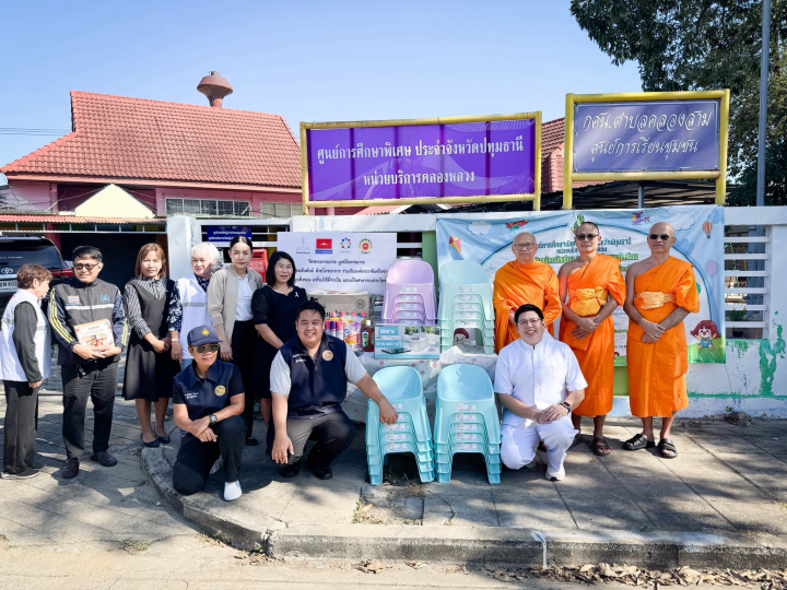 วัดพระธรรมกาย มอบอุปกรณ์การเรียนแก่ผู้อำนวยการศูนย์การศึกษาพิเศษ ประจำจังหวัดปทุมธานี