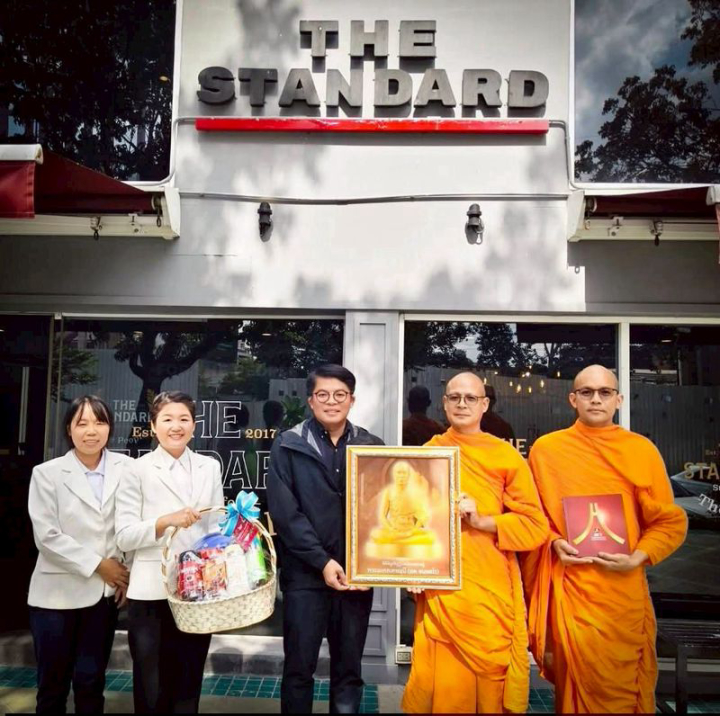 ผู้ช่วยเจ้าอาวาสวัดพระธรรมกาย พร้อมด้วยเจ้าหน้าที่ฝ่ายประชาสัมพันธ์ อำนวยพรสื่อมวลชนเนื่องในเทศกาลปีใหม่