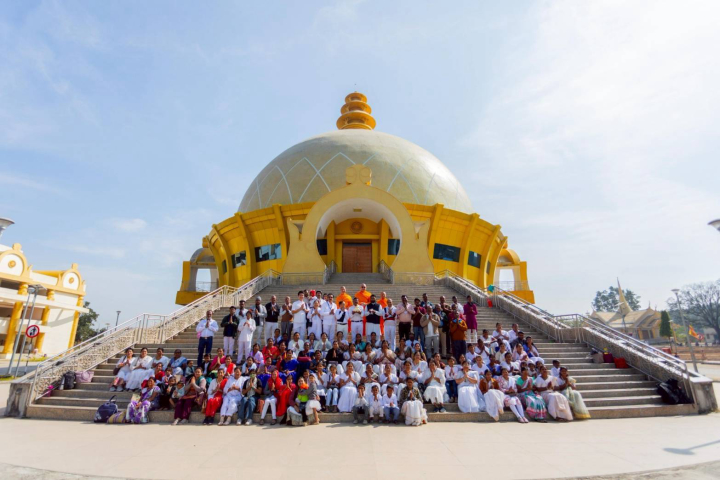 คณะสงฆ์วัดพระธรรมกาย เป็นผู้แทนรับมอบหนังสือแสดงเจตจำนงถวายสิทธิครอบครองและใช้ประโยชน์วัดสันติวัน