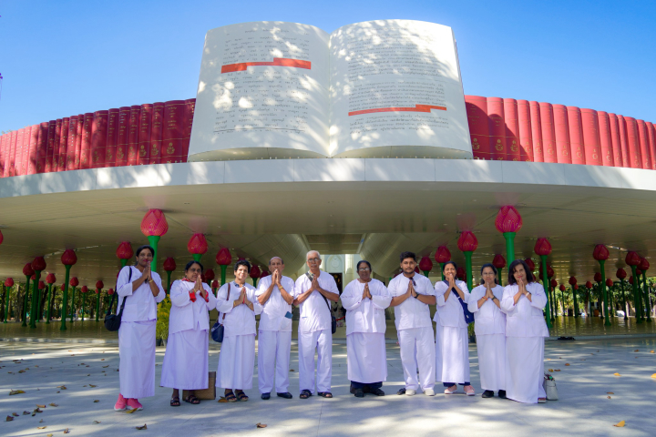 คณะชาวศรีลังกา มาเยี่ยมชมวัดพระธรรมกาย