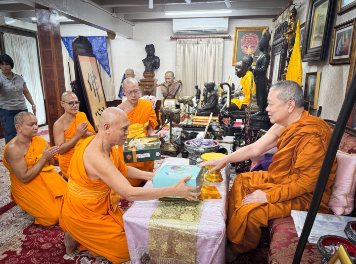 เจ้าคณะใหญ่หนกลาง รับถวายสักการะวันขึ้นปีใหม่จากเจ้าอาวาสวัดพระธรรมกาย